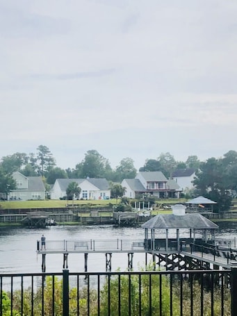 Property grounds. Peaceful Water View, Close to everything