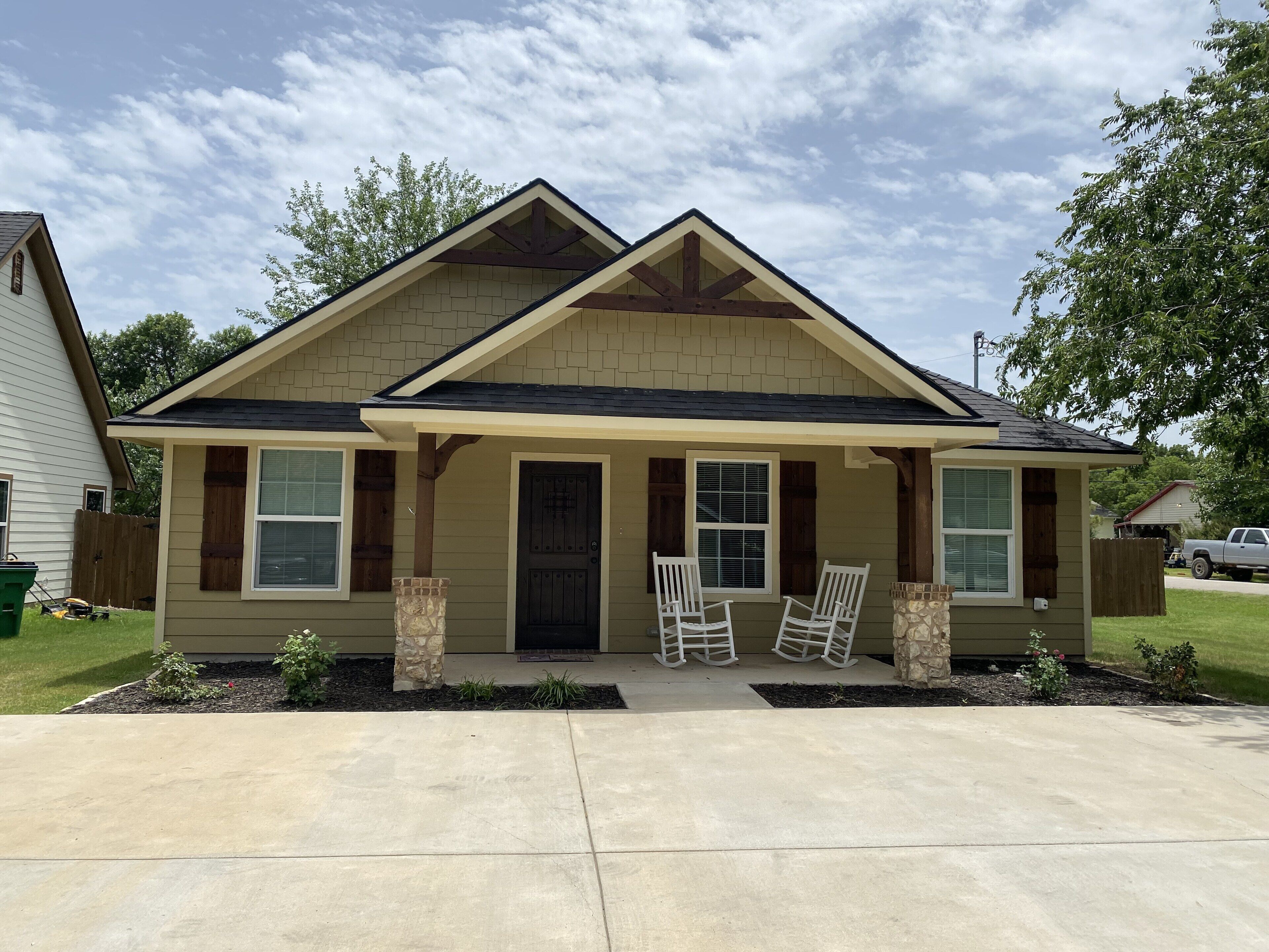 Close to Lake Ray Roberts and Downtown Square