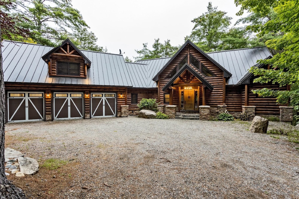 Beautiful Chalet on Norcan Lake, near Calabogie