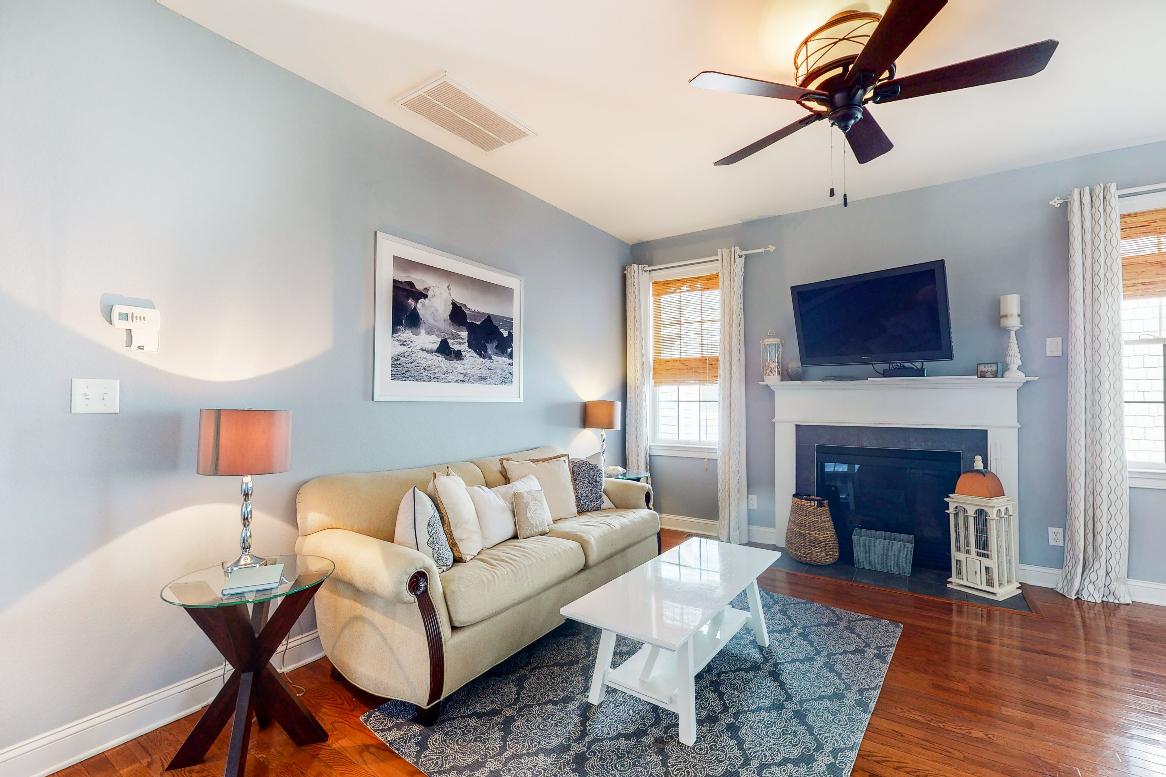 Bayside Resort house w/ basketball court, tennis court, shared sauna & WiFi