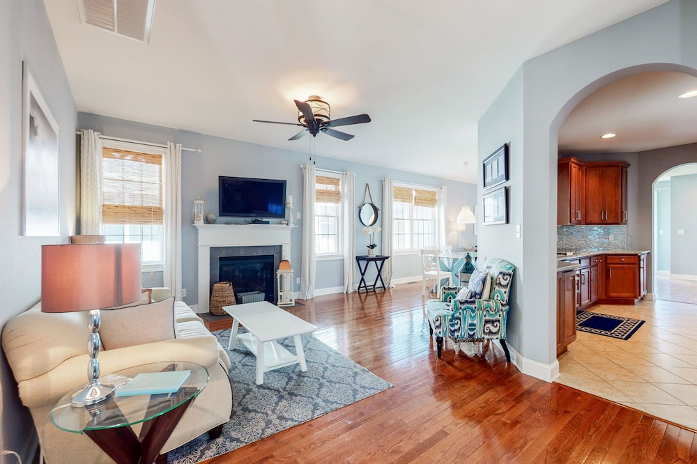 Bayside Resort house w/ basketball court, tennis court, shared sauna & WiFi