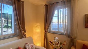 Fernseher, Kamin, Bücher