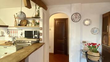 Frigorifero, microonde, forno, piano cottura