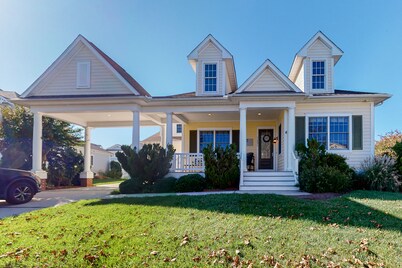 Bayside Resort house w/ tennis/basketball court, shared sauna, & board games