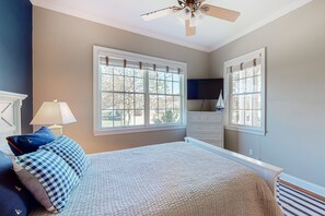 5 slaapkamers, een strijkplank/strijkijzer, internet, beddengoed