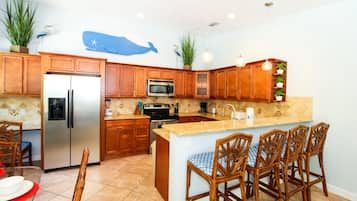 House, 3 Bedrooms | Private kitchen | Fridge, microwave, stovetop, dishwasher