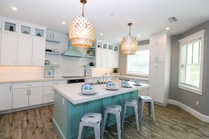 House, 4 Bedrooms | Private kitchen