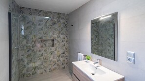Baignoire, sĂšche-cheveux