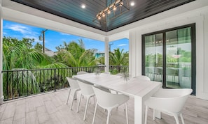 House, 5 Bedrooms | Balcony