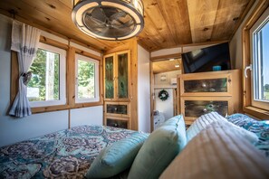 1 bedroom, WiFi, bed sheets - Luxury 40 TINY Home (Danville)