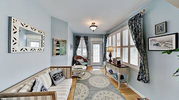 Una televisión, una chimenea, un reproductor de DVD, libros