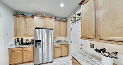 Bayside escape with pools, golf, tennis, fishing, spas & saunas + beach shuttle