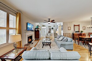 Fernseher, Kamin, DVD-Player, Bücher