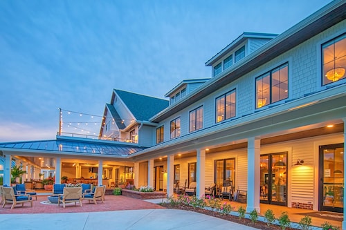 Bayside escape with pools, golf, tennis, fishing, spas & saunas + beach shuttle