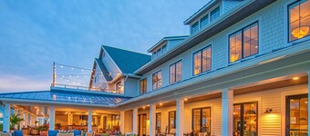 Bayside escape with pools, golf, tennis, fishing, spas & saunas + beach shuttle