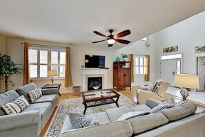 Fernseher, Kamin, DVD-Player, Bücher