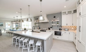 Casa, várias camas | Cozinha privada | Geladeira, micro-ondas, cooktop, lava-louças