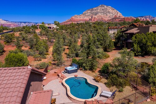 Expansive Views +Patio+Outdoor Dining+Bubbly Hot Tub & Pool+FirePit!