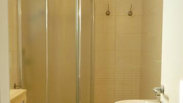 Dusche, Haartrockner, Bidet, Handtücher