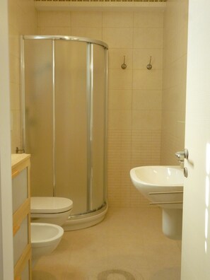 Dusche, Haartrockner, Bidet, Handtücher