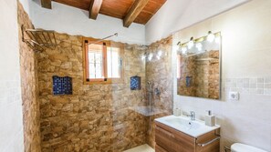 Shower, hair dryer, towels - Villa Noelia Frigiliana by Ruralidays (Málaga)
