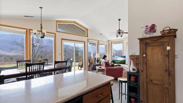 Studio (3 Bedrooms) | Property amenity