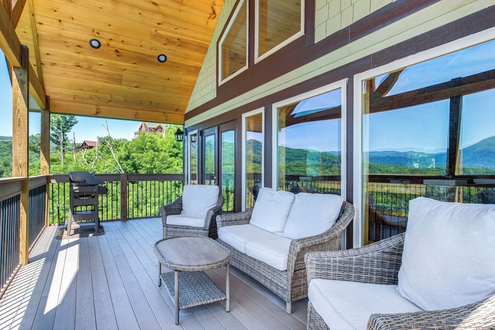Hello Smokys by Jackson Mountain Rentals