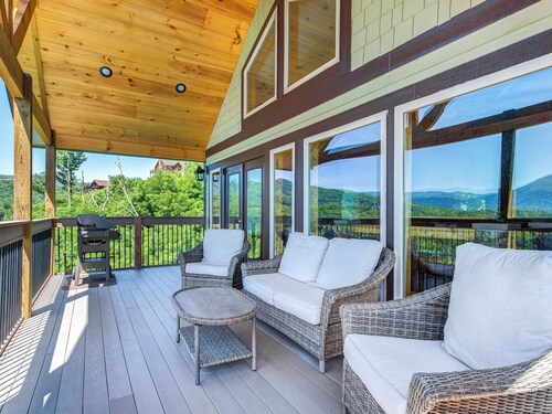 Hello Smokys by Jackson Mountain Rentals