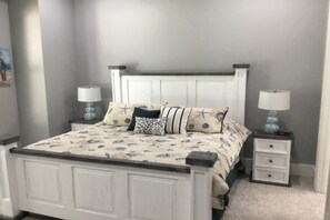 4 bedrooms, desk, WiFi, bed sheets - Beautiful gated lakefront home built im 2020 (Mabank)