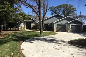 Exterior - Beautiful gated lakefront home built im 2020 (Mabank)