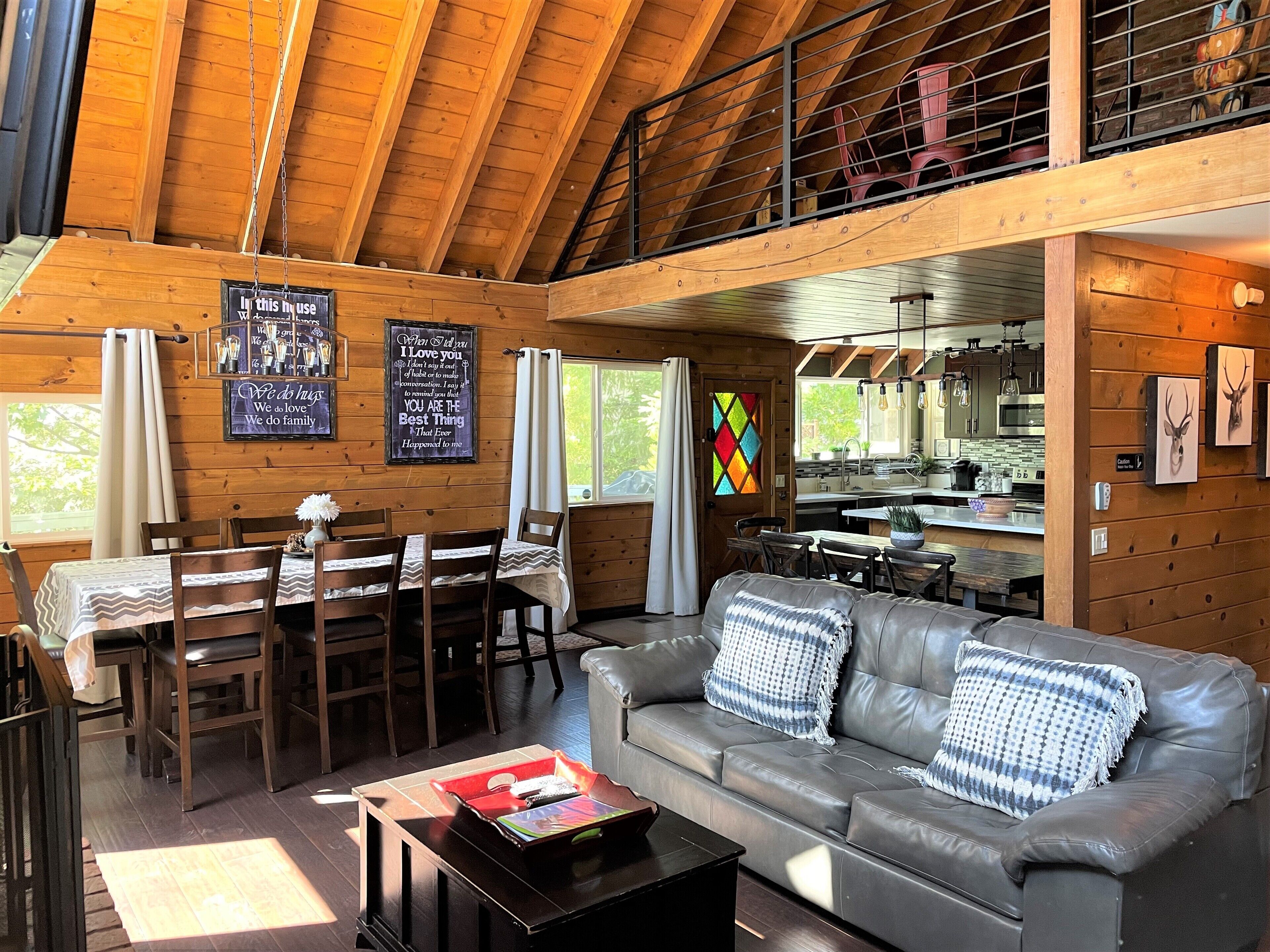 Beautiful family cabin with gourmet kitchen. Clean with great internet!