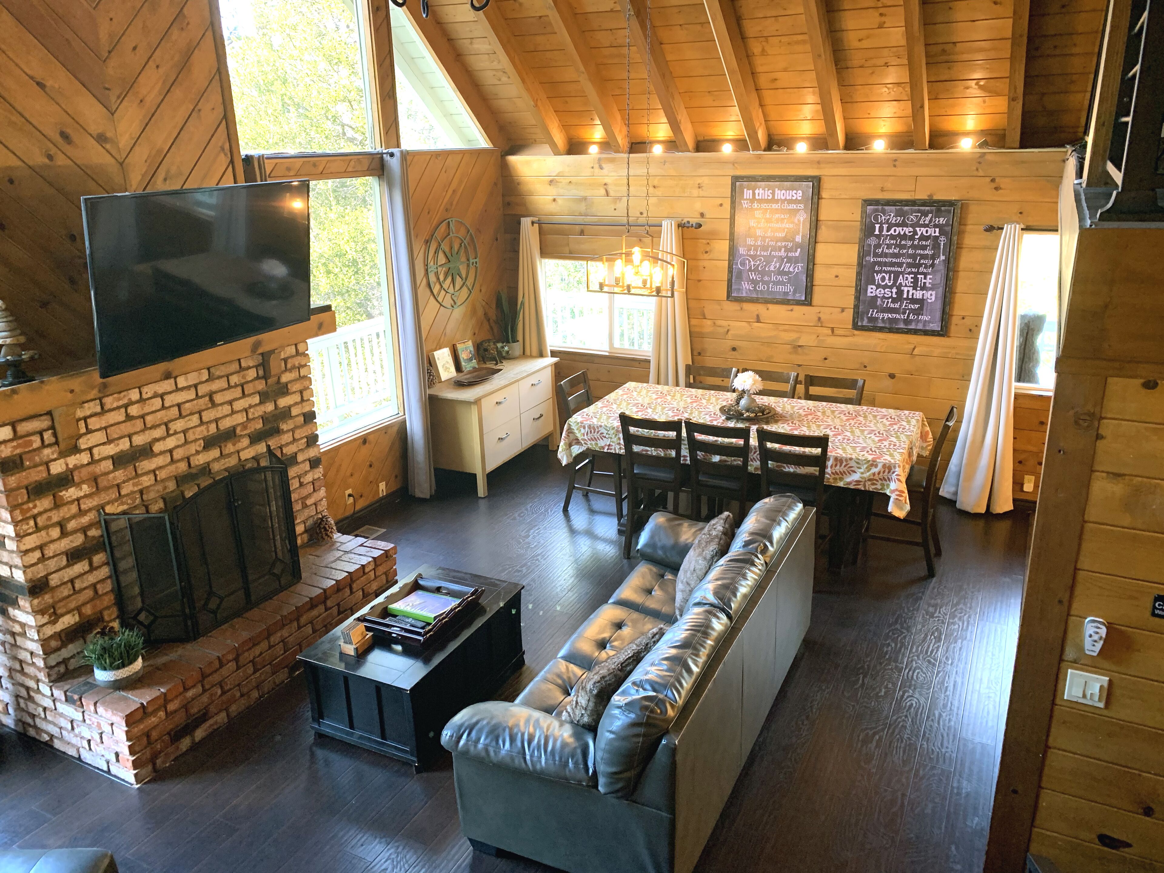 Beautiful family cabin with gourmet kitchen. Clean with great internet!