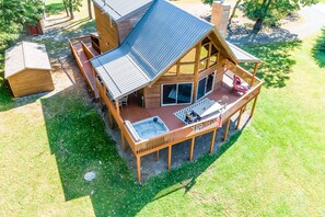 Exterior - Secluded & spacious retreat with private hot tub, carriage house & game room (Accident)