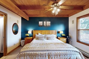 5 bedrooms, desk, iron/ironing board, internet - Secluded & spacious retreat with private hot tub, carriage house & game room (Accident)