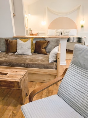 Smart TV, chimenea y libros 