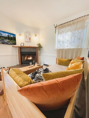 Smart-TV, Kamin, Bücher