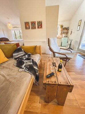 Smart-TV, Kamin, Bücher