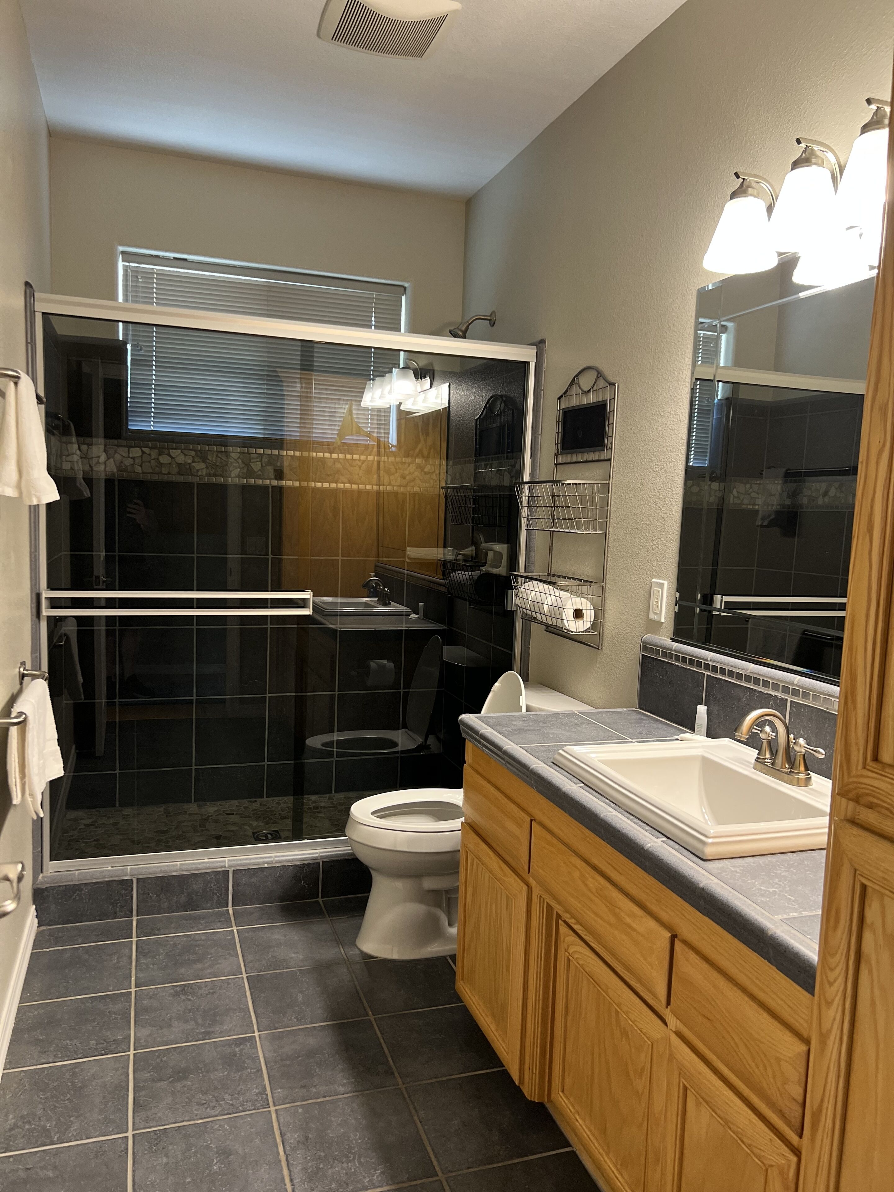 Spacious Dragon Lake Villa on Lake Naci in Paso Robles Wine Country w/Internet 