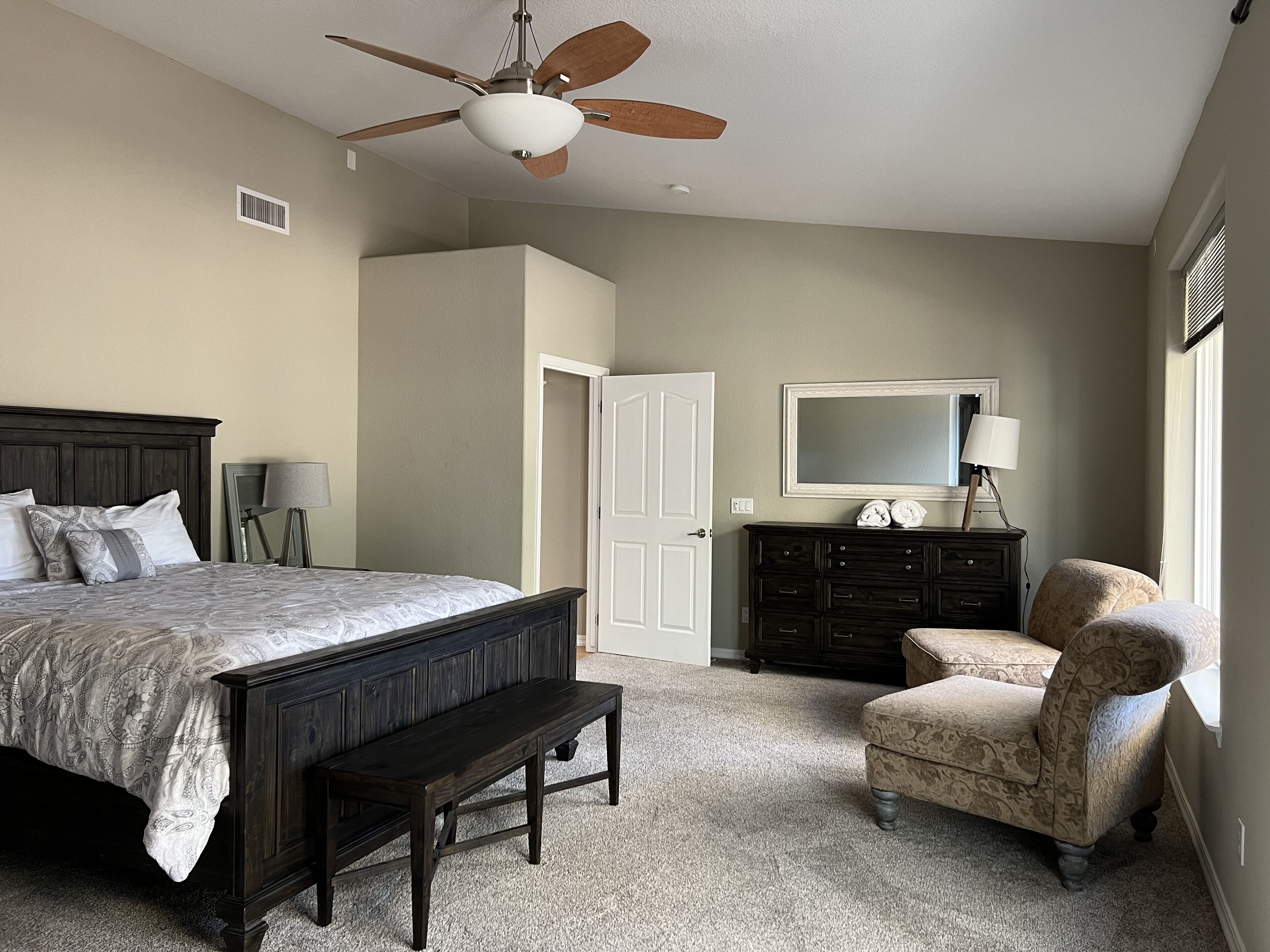 Spacious Dragon Lake Villa on Lake Naci in Paso Robles Wine Country w/Internet 