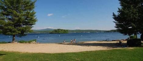 Plage à proximité, chaises longues