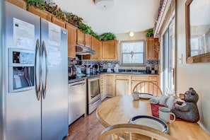 Cabin (God's View) | Private kitchen | Fridge, microwave, oven, stovetop
