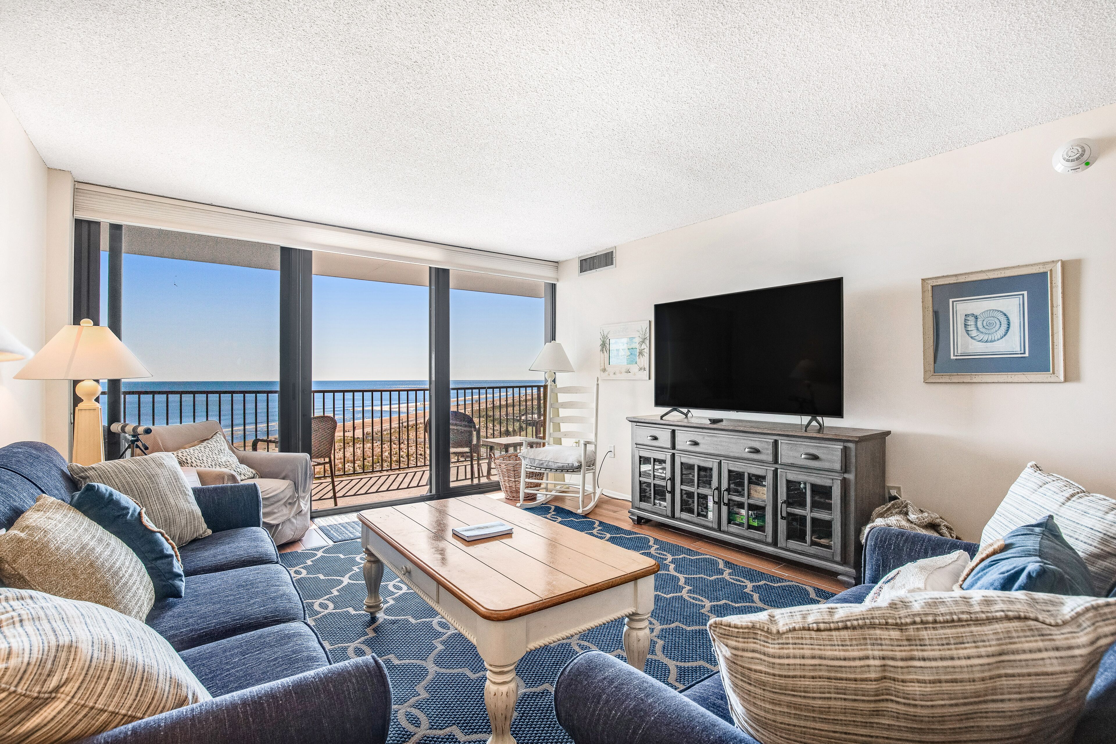 Télévision à écran plat, lecteur de DVD