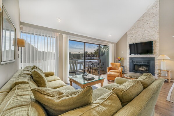 Televisio, takka, DVD-soitin, kirjoja