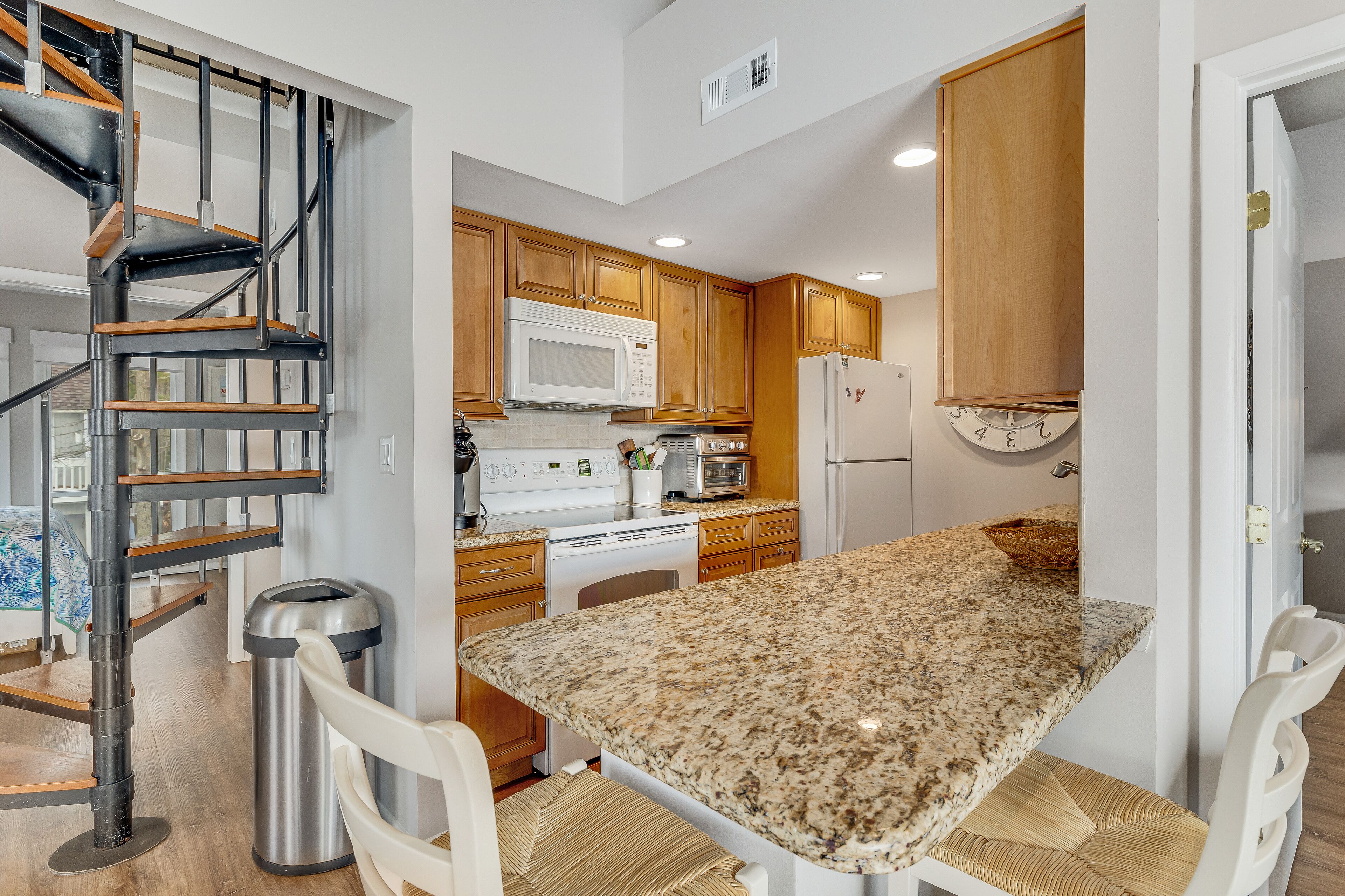 2nd-floor Sea Colony Tennis condo with pool, sauna & basketball court