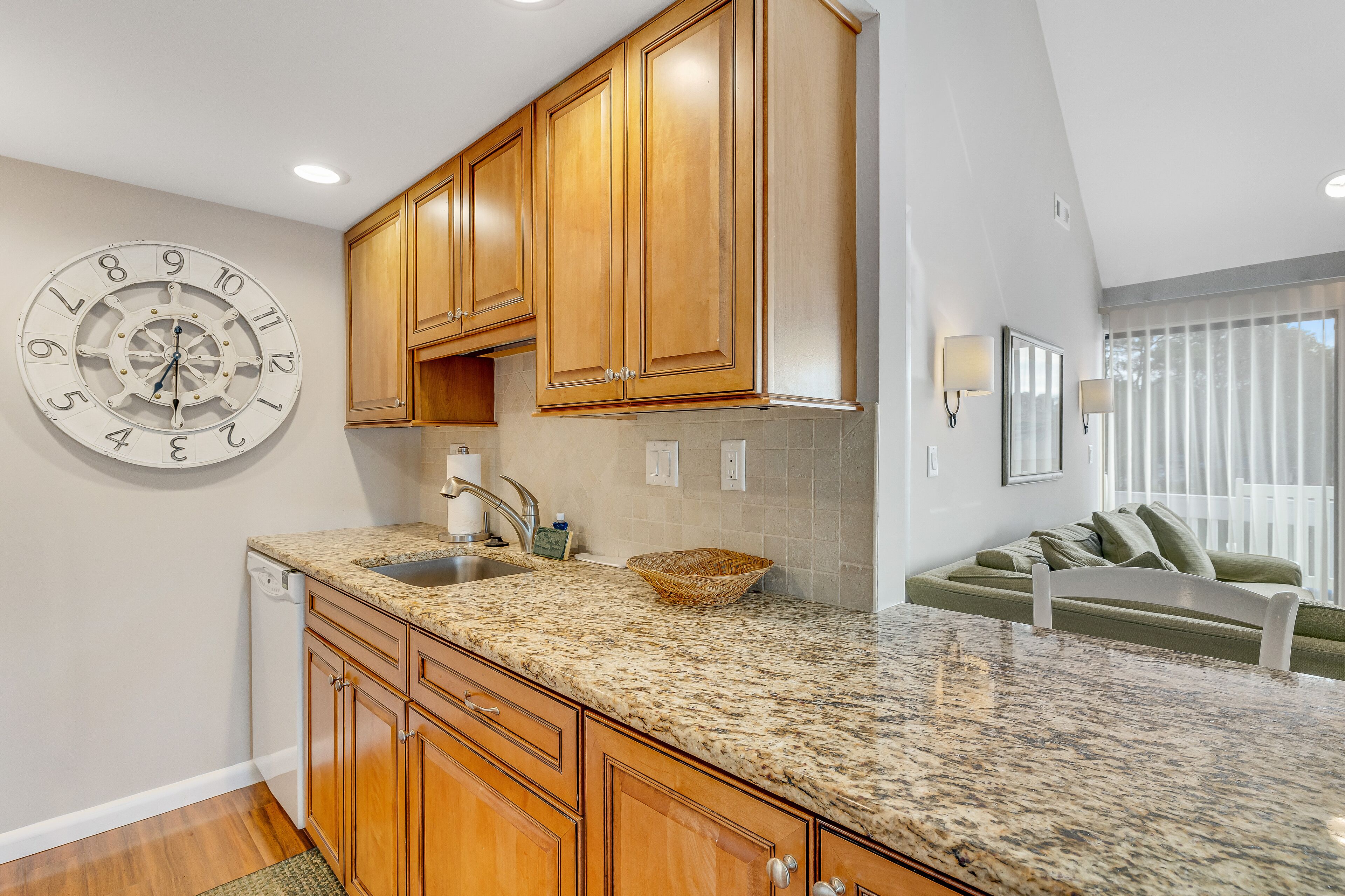 2nd-floor Sea Colony Tennis condo with pool, sauna & basketball court