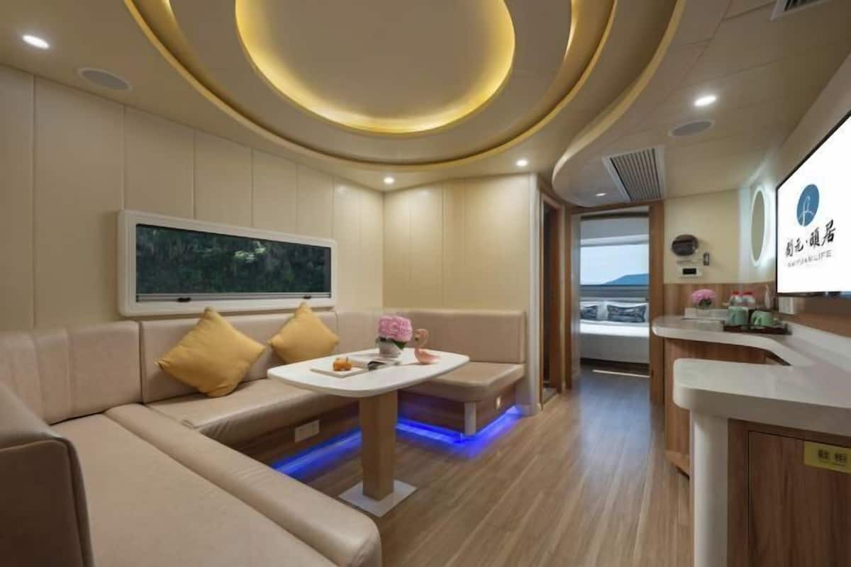 Ein modernes Interieur mit einer Couch, einem Tisch und einer Rezeption.