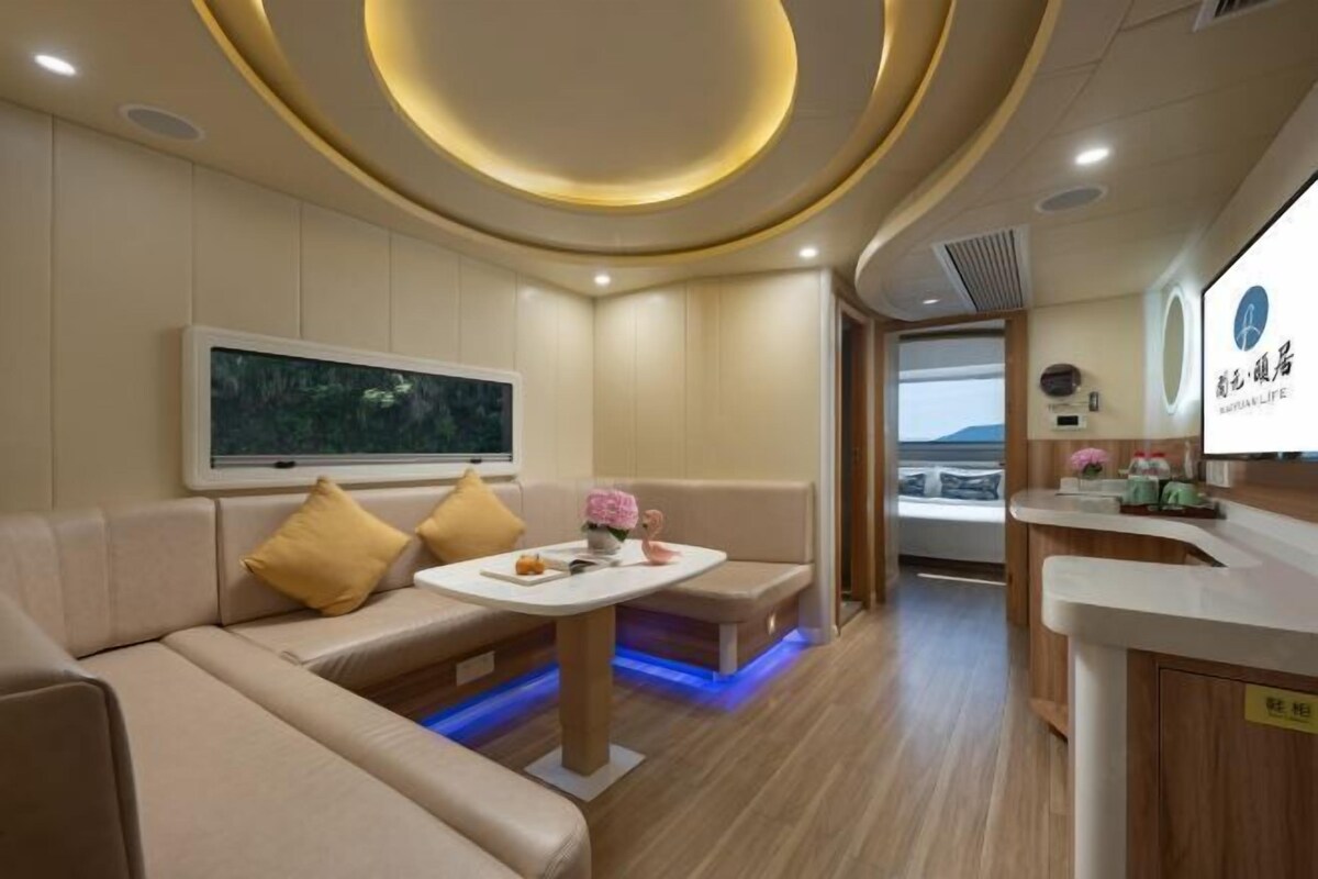Ein modernes Interieur mit einer Couch, einem kleinen Tisch und einer Rezeption.