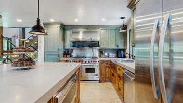 ثلاجة، ميكروويف، فرن، موقد طهي مسطح