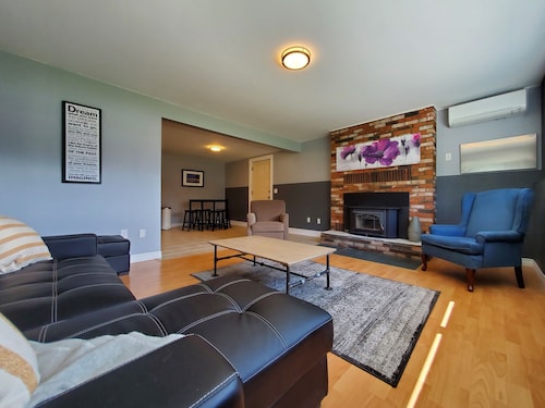 Family and pet friendly suite 5 minute walk to the lake