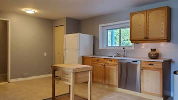 Fridge, microwave, dishwasher, coffee/tea maker
